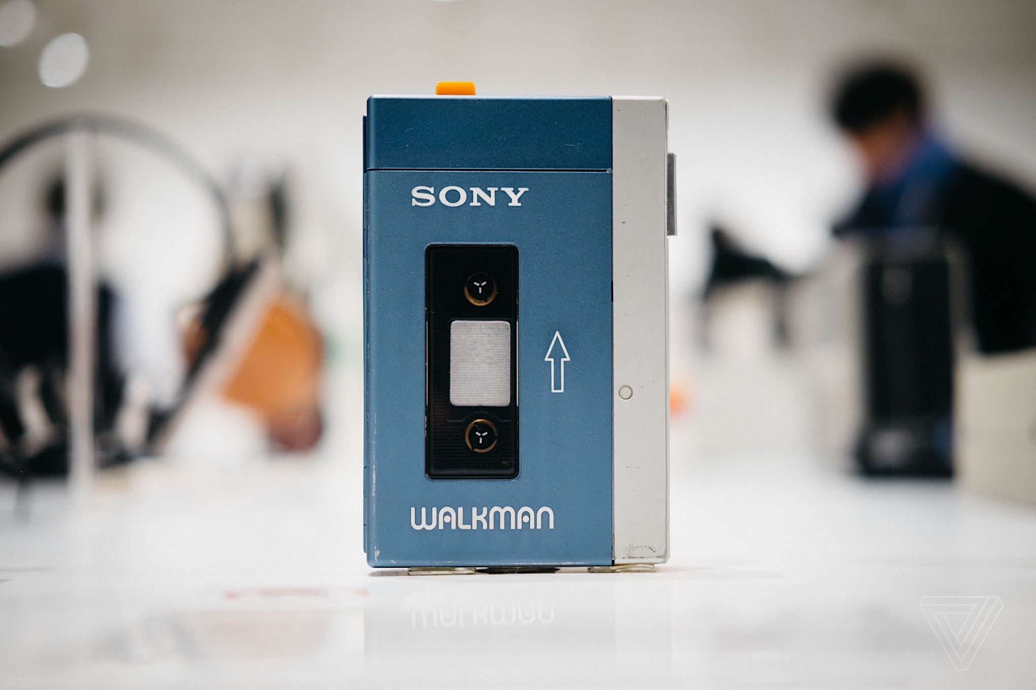 Sony walkman. Кассетный плеер Sony Walkman 1979. Sony Walkman TPS-l2 1979 года. Аудиоплеер Sony Walkman 1979. Первый Sony Walkman.