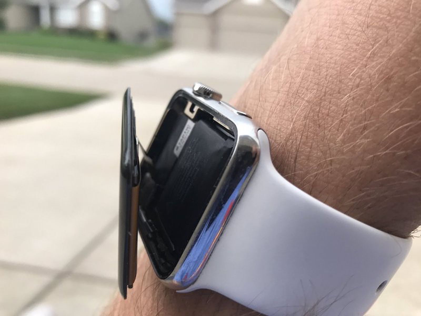 Полировка iwatch. Apple watch вздулся аккумулятор. Батарейка на часах умных вздулась. Вздутая батарея у эпл вотч. Повреждение дисплея часов.