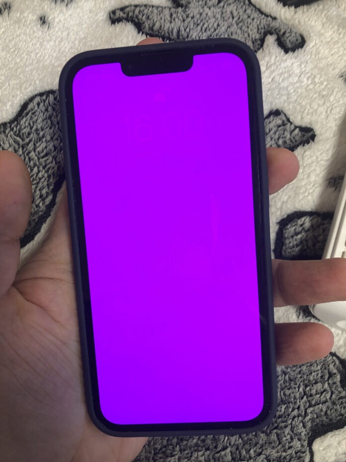 Владельцы iPhone 13 столкнулись с новой проблемой экранов — они становятся розовыми